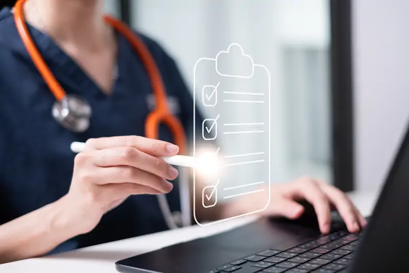 ドクターがチェックリストを確認している様子