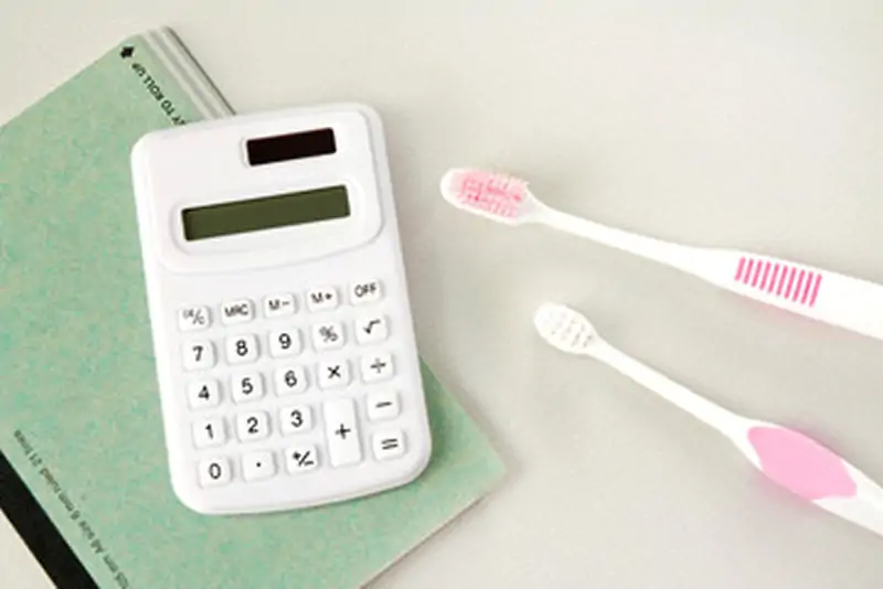 電卓と歯ブラシ