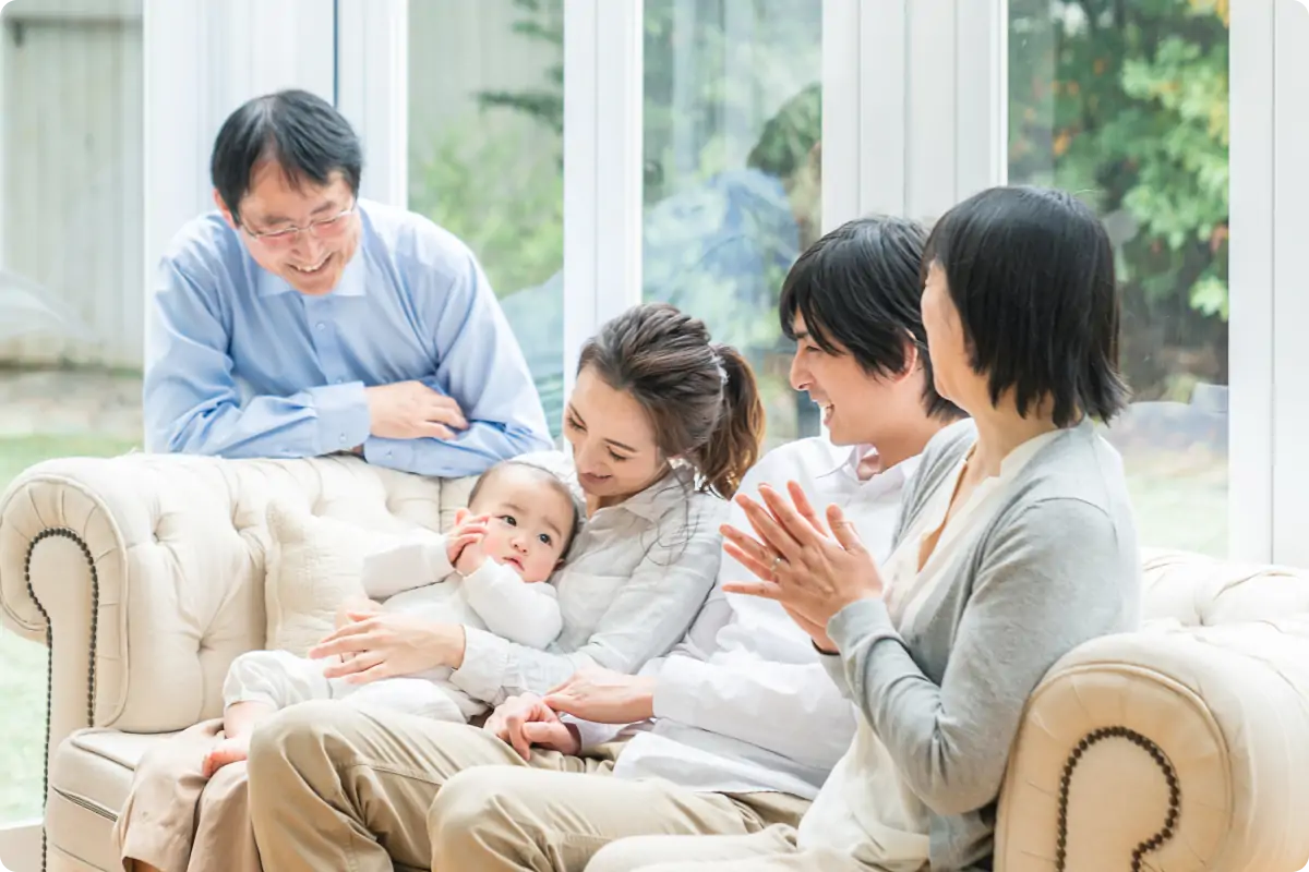 家族団欒をしている画像