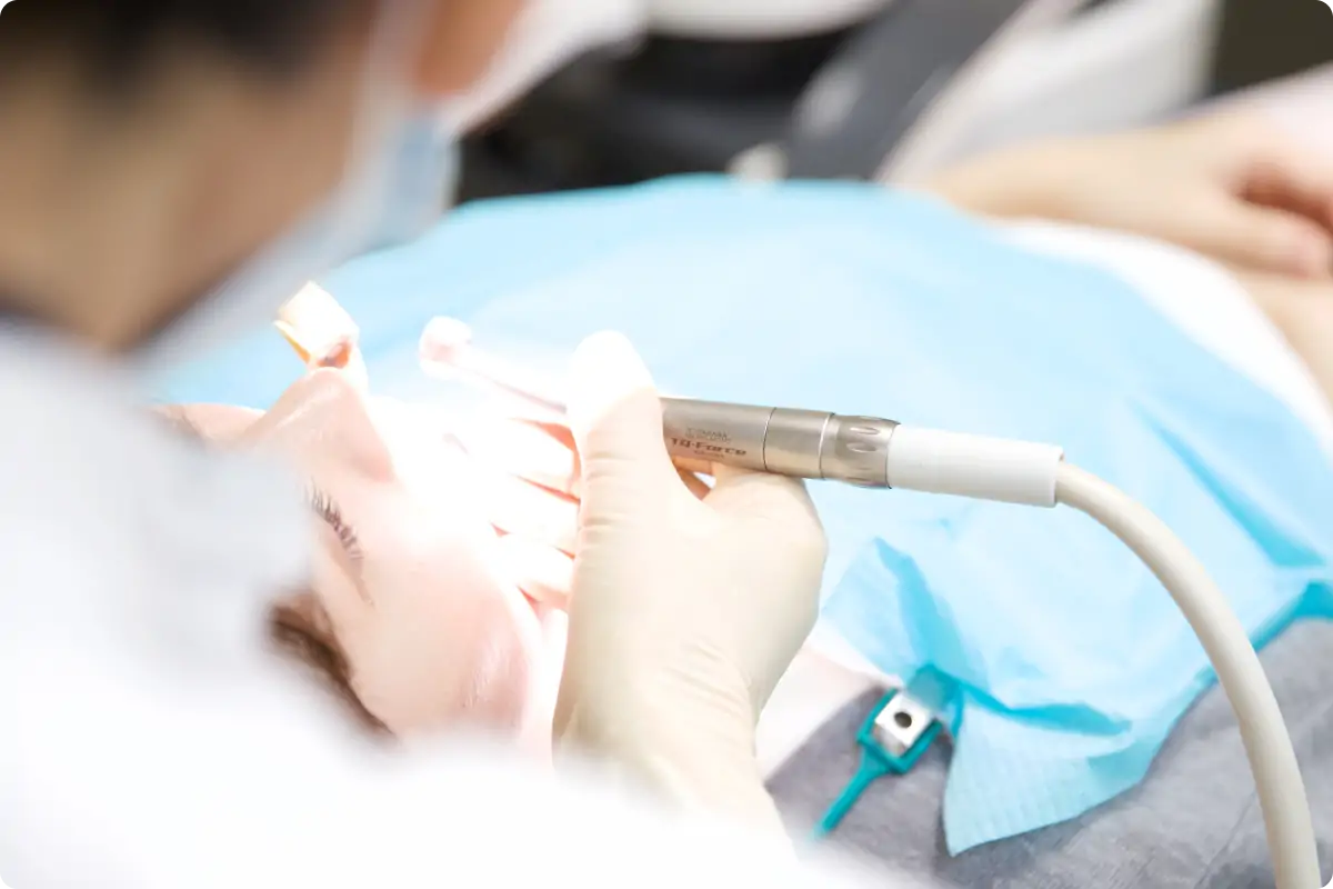 歯科医師が背術している様子