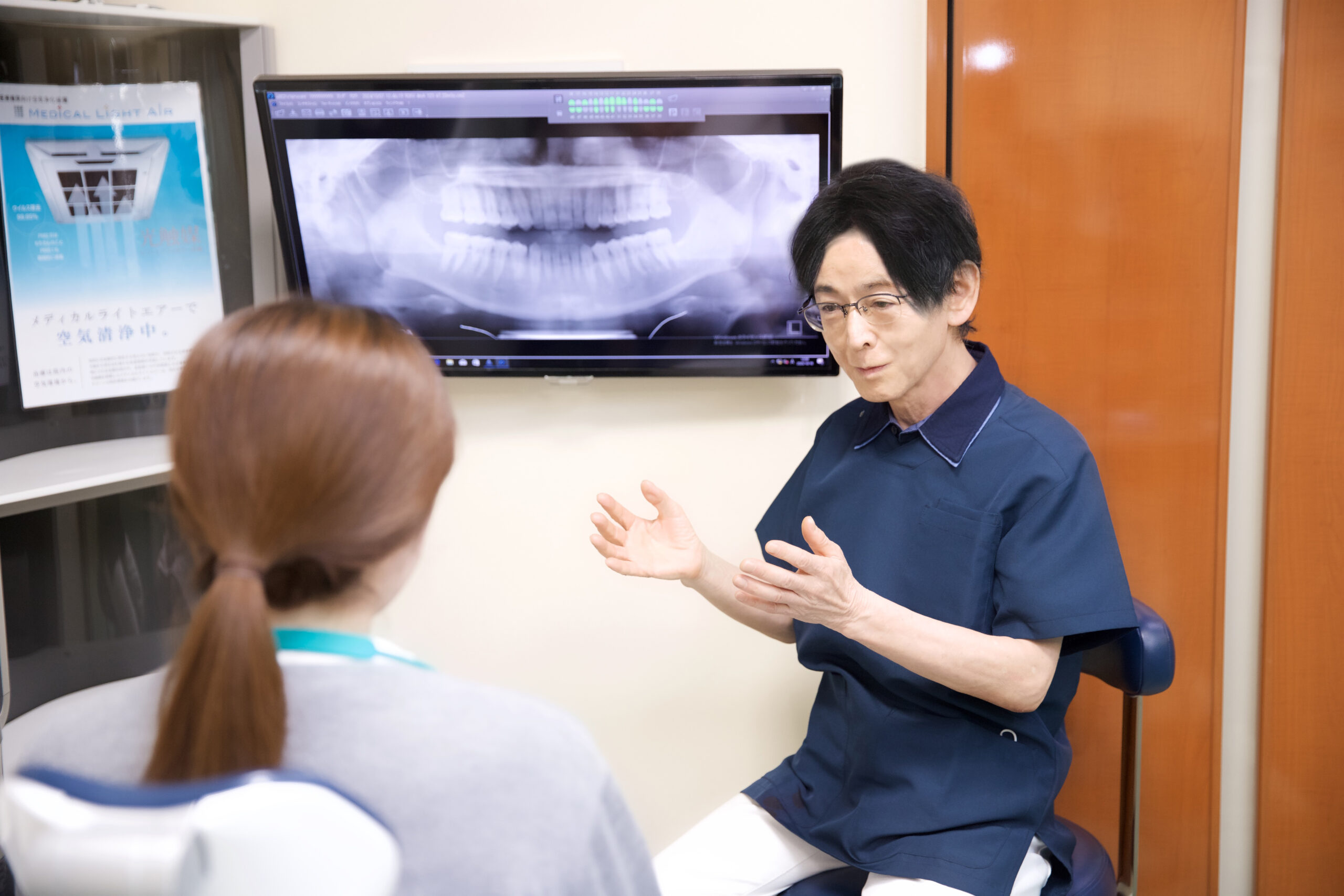 カウンセリングを行う歯科医師と患者