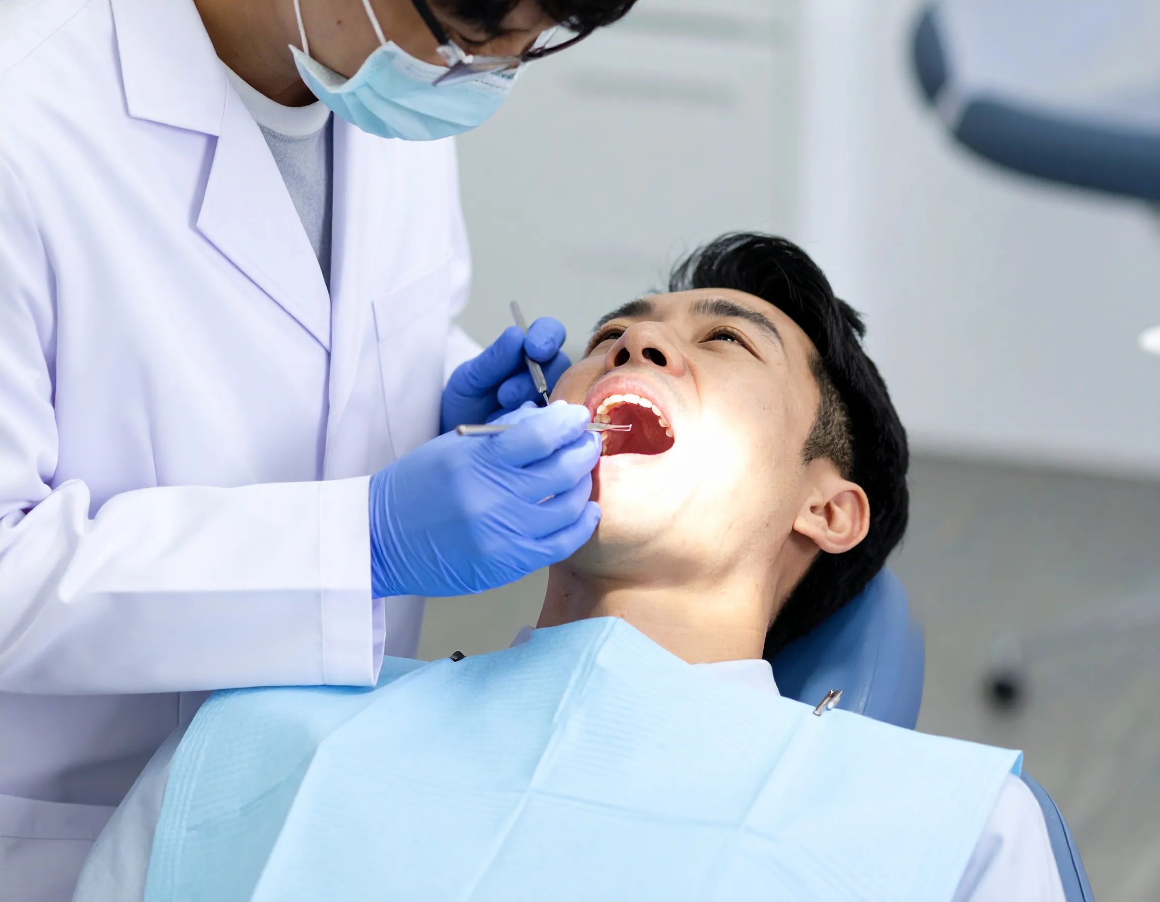 歯科医院で検診・メンテナンスを受けている様子