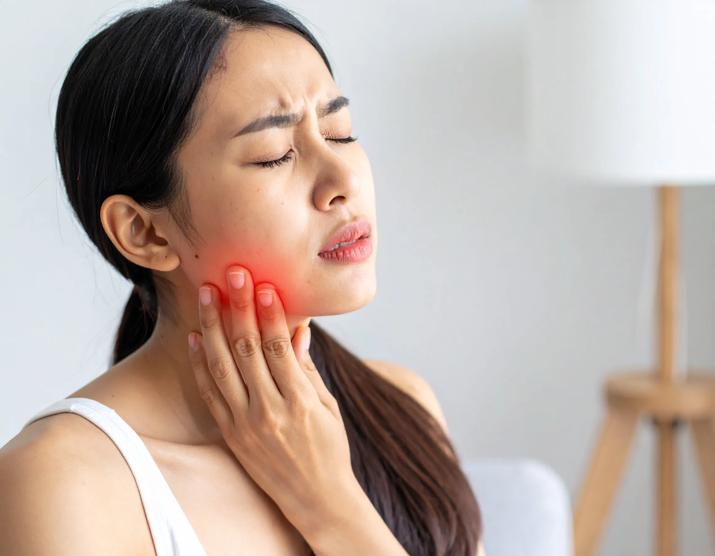 顎の痛みで悩む女性