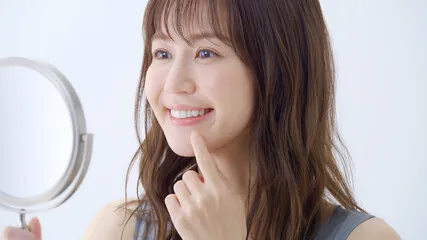 歯をチェックする女性